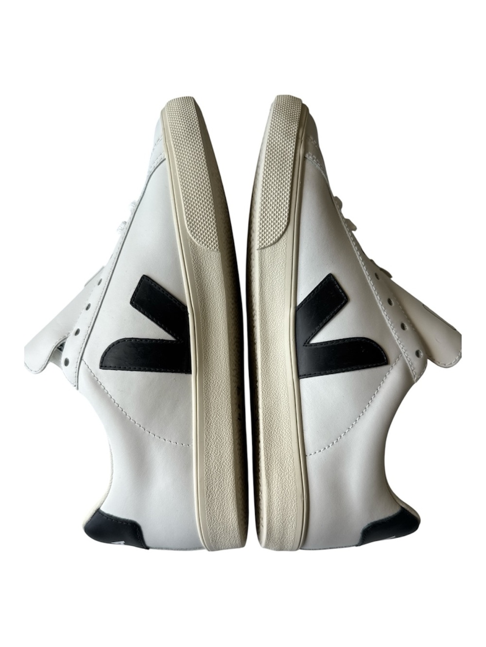 ⭐️NWOT⭐️Veja White Leather Sneakers with  Veja Black Logo Size 8